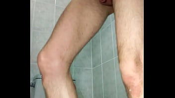 {Video-Adestramento &quot_Slut&quot_} Parte 5 (final). Para terminar a humilha&ccedil_&atilde_o: submisso arrega&ccedil_a o cu sentando em plug de nove cm de di&acirc_metro tr&ecirc_s vezes, fica de cuceta bem aberta e goza seco