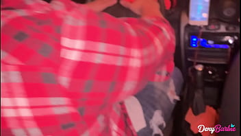 A loira gostosa convenceu o Uber a foder ela! Quem seria maluco de negar essa milf? - www.denybarbie.com.br