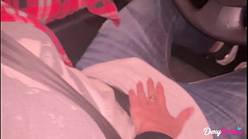 A loira gostosa convenceu o Uber a foder ela! Quem seria maluco de negar essa milf? - www.denybarbie.com.br