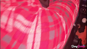 A loira gostosa convenceu o Uber a foder ela! Quem seria maluco de negar essa milf? - www.denybarbie.com.br