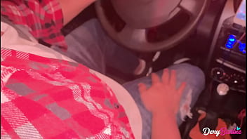 A loira gostosa convenceu o Uber a foder ela! Quem seria maluco de negar essa milf? - www.denybarbie.com.br