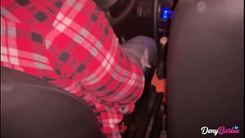 A loira gostosa convenceu o Uber a foder ela! Quem seria maluco de negar essa milf? - www.denybarbie.com.br