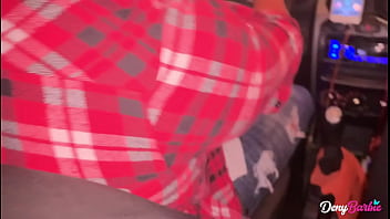 A loira gostosa convenceu o Uber a foder ela! Quem seria maluco de negar essa milf? - www.denybarbie.com.br