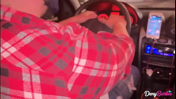 A loira gostosa convenceu o Uber a foder ela! Quem seria maluco de negar essa milf? - www.denybarbie.com.br