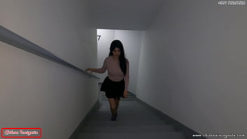 VECINO me ATRAPA masturbandome en la escalera de emergencias y me castiga tirandome su SEMEN en la cara