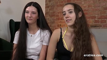 Ersties: Medea und Line spielen wild mit Drachenschw&auml_nzen