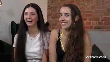 Ersties: Medea und Line spielen wild mit Drachenschw&auml_nzen