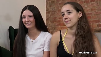 Ersties: Medea und Line spielen wild mit Drachenschw&auml_nzen