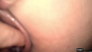 Ella quiere mi aguinaldo y hasta se la mete sola por el culo, pero al final se llev&oacute_ una sorpresa.