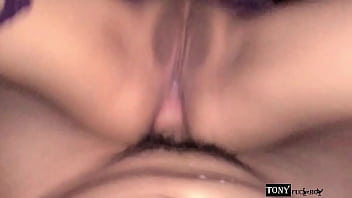 Ella quiere mi aguinaldo y hasta se la mete sola por el culo, pero al final se llev&oacute_ una sorpresa.