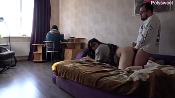 Девушка поебалась с парнем за спиной мужа куколда