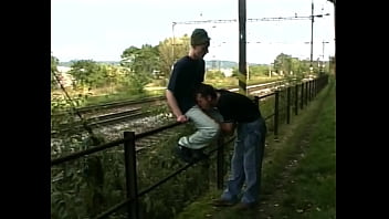 In der Mittagspause Arbeitskollege lutschen