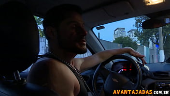 Casal pegou travesti de programa e fez uma festinha a 3