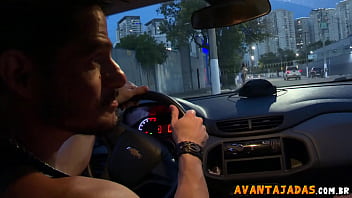 Casal pegou travesti de programa e fez uma festinha a 3