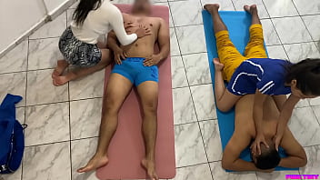 Lesbiana hacen masaje en pareja pero los clientes le ofrecieron dinero para que le den otro servicio extra