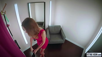 FITTING-ROOM - Katya Clover usa il suo grande vibratore nella sua figa stretta