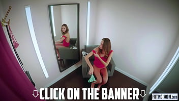 FITTING-ROOM - Katya Clover usa il suo grande vibratore nella sua figa stretta