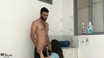Follandome a mi hermanastra en el patio de la casa en una mana&ntilde_a soleada CUM-NALGAS PARTE 1