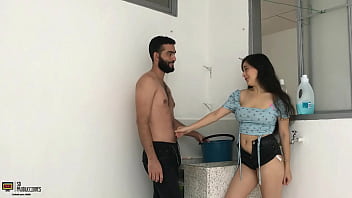 Follandome a mi hermanastra en el patio de la casa en una mana&ntilde_a soleada CUM-NALGAS PARTE 1