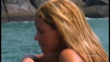 Priscila Prado, bien bronz&eacute_e, se fait baiser dans le cul sur un bateau