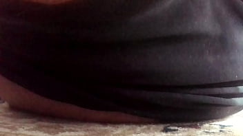 Estava deitada no ch&atilde_o do escrit&oacute_rio