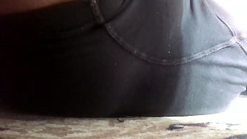 Estava deitada no ch&atilde_o do escrit&oacute_rio