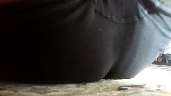 Estava deitada no ch&atilde_o do escrit&oacute_rio