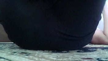 Estava deitada no ch&atilde_o do escrit&oacute_rio