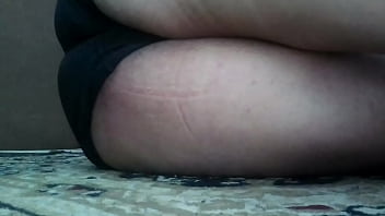 Estava deitada no ch&atilde_o do escrit&oacute_rio