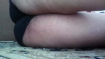 Estava deitada no ch&atilde_o do escrit&oacute_rio