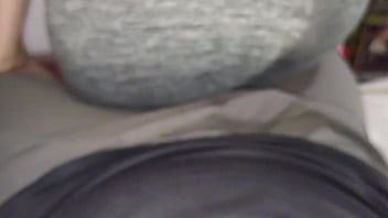 Essa MILF sabe como trabalhar com a bunda