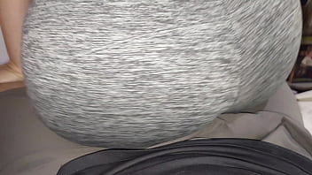 Essa MILF sabe como trabalhar com a bunda