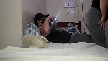 Essa MILF sabe como trabalhar com a bunda