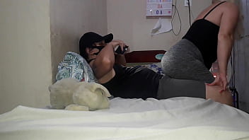 Essa MILF sabe como trabalhar com a bunda