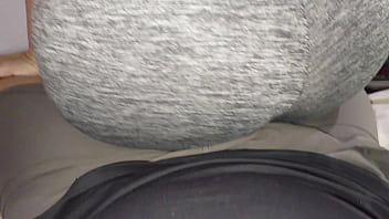 Essa MILF sabe como trabalhar com a bunda