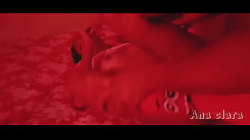 Padrasto tira filha da cama fodendo sua bucetinha apertada e gozando dentro dela: