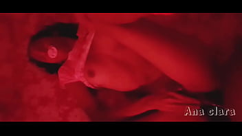 Padrasto tira filha da cama fodendo sua bucetinha apertada e gozando dentro dela: