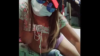 la empleada  complace a su jefe con video casero mostrando sus hermosas tetas...