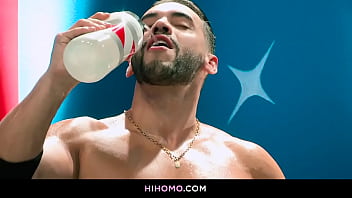 Muscular dudes Johnny V and Arad Winwin enjoys sweaty anal