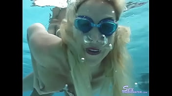 Taylor Lynn has Sex Underwater with her goggles