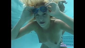 Taylor Lynn has Sex Underwater with her goggles