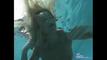 Taylor Lynn has Sex Underwater with her goggles