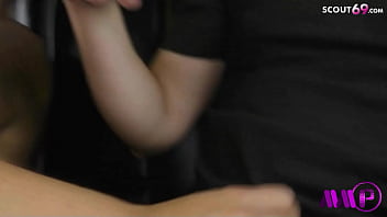 Reife deutsche Sexy Susi nimmt fremde Typen f&uuml_r AO Orgie im Auto mit