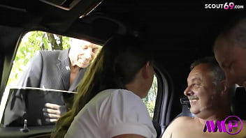 Reife deutsche Sexy Susi nimmt fremde Typen f&uuml_r AO Orgie im Auto mit