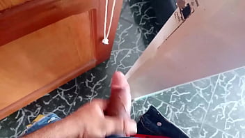 Espio a mi hermanastra mientras se pone su ropa interior y me mastrubo hasta que me descubre: cuando ve mi gran polla me la frota con sus pies y su lindo culo hasta hacerme correr