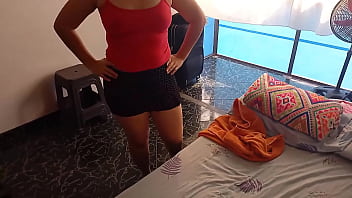 Espio a mi hermanastra mientras se pone su ropa interior y me mastrubo hasta que me descubre: cuando ve mi gran polla me la frota con sus pies y su lindo culo hasta hacerme correr