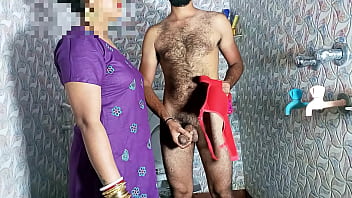 सौतेली माँ ने बाथरूम में ब्रा-पैंटी में लन्ड हिलाते पकड़ा फिर चूत चुदवा ली - पोर्न साफ हिंदी आवाज में