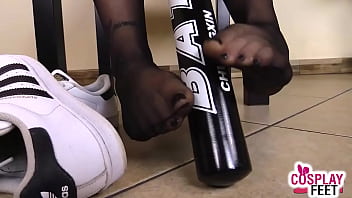 Italian stars PetraFeet and Medusa Blonde dress up as Harley Quinn to ensure you get the proper nylon foot tease you deserve. Both wearing black pantyhose, they talk dirty and laugh at you with feet up in your face, rubbing their baseball bat as a cock