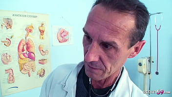Alter ekliger Frauenarzt fickt junges Teen in seiner Praxis