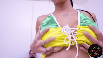 Latinas safadas dando o c&uacute_ para europeu tarado pela primeira vez juntas no pelo - Mih Ninfetinha - Frotinha Porn Star